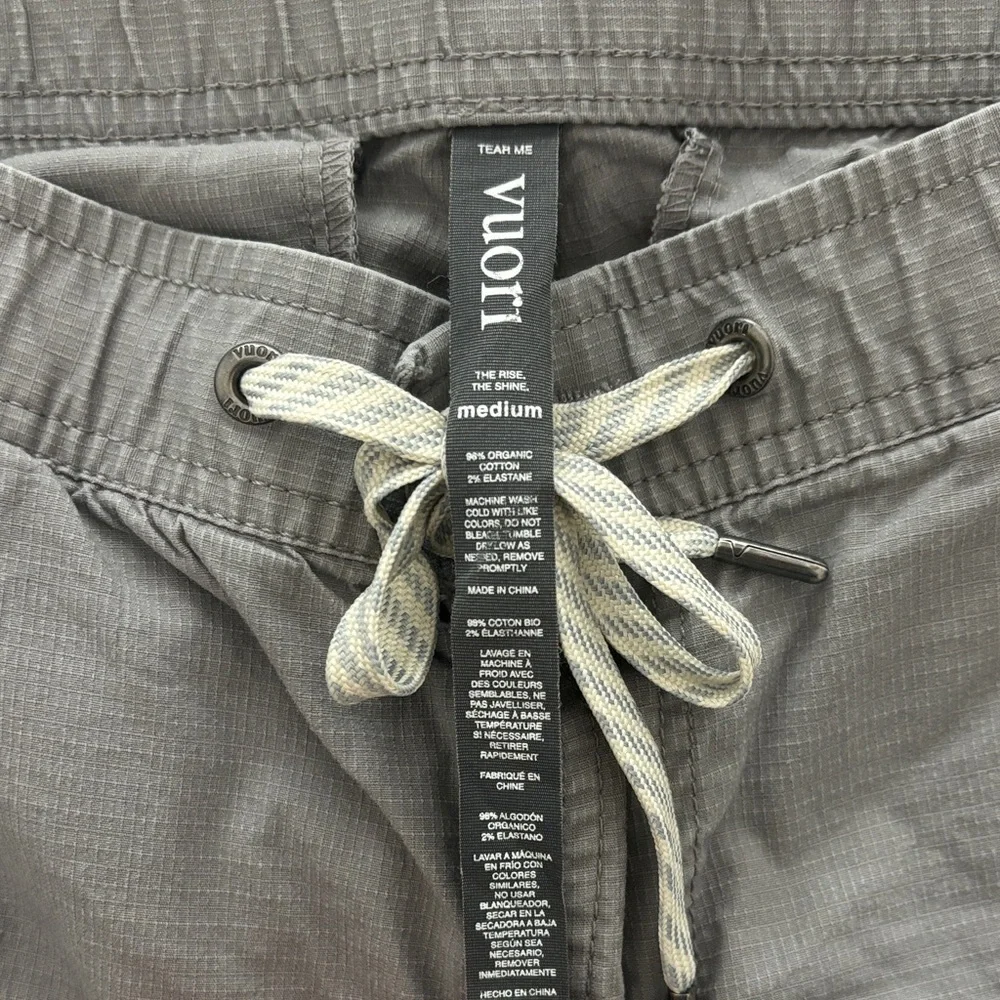 Vuori Women's ripstop pants in Gray - Picture 4 of 4